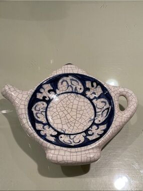 Vintage Dedham Pottery spoon rest or accent piece.  Mint condition, 5” x4”